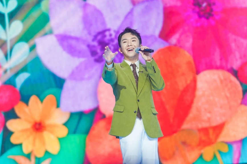 마이크를들고-노래하는남성의모습