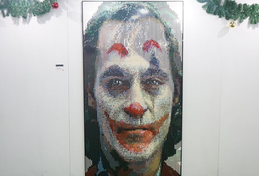 알록달록한-블럭으로-만든-초상화를-찍은-사진