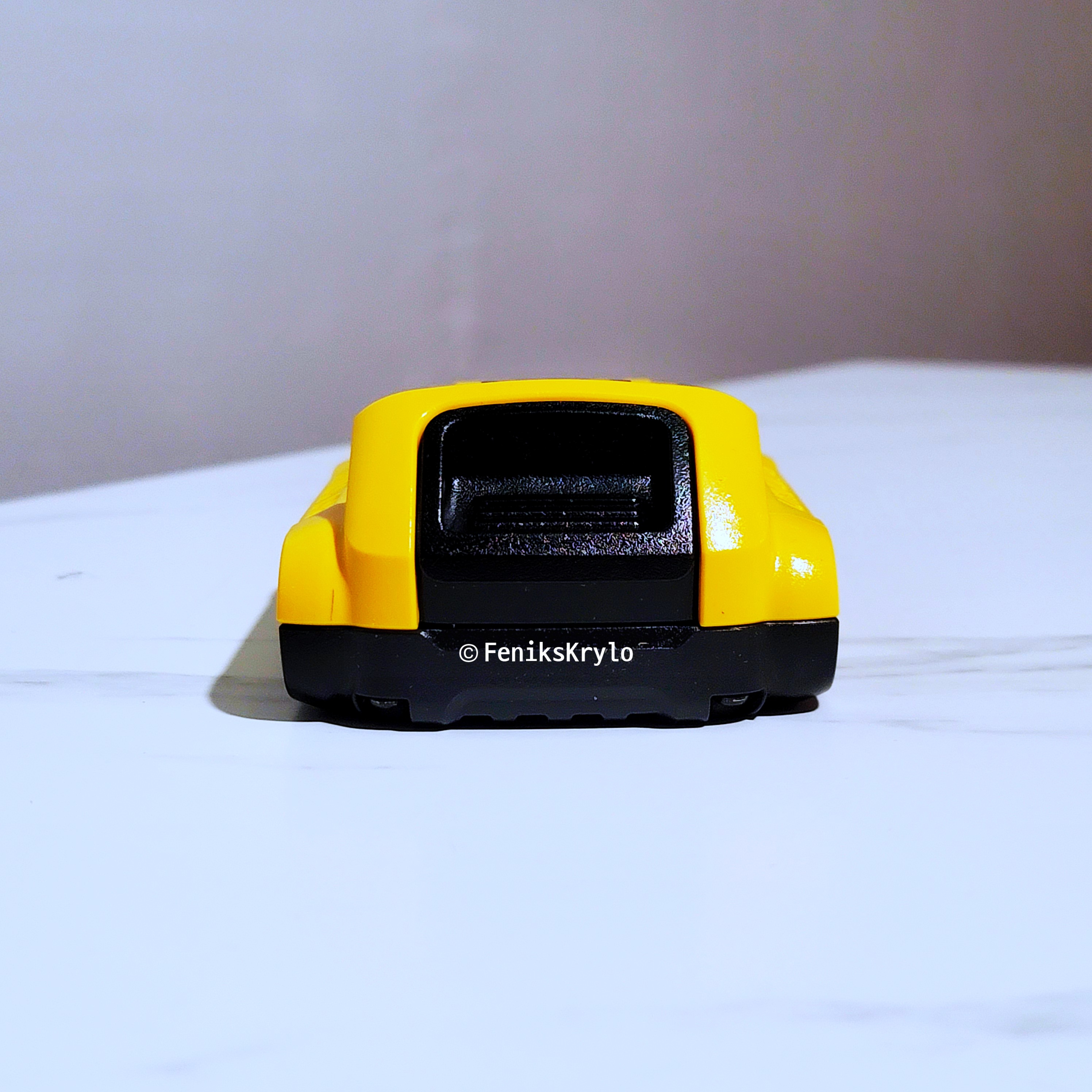 디월트-20V-배터리-앞면-모습이다.-검정색-버튼을-누르면-채결되었던-공구와-분리할-수-있다.