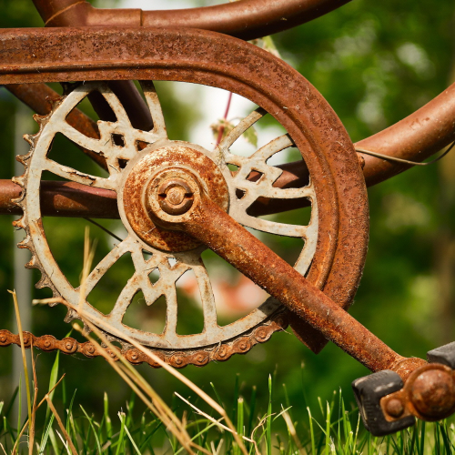 자전거 바퀴를 들어 회전 상태를 확인하는 정비 장면