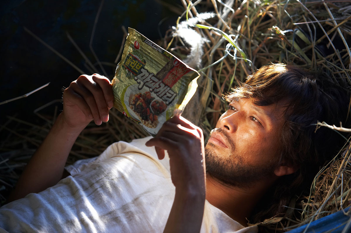 짜파게티 봉지에 적힌 성분표를 열심히 읽고 있는 남자 김씨