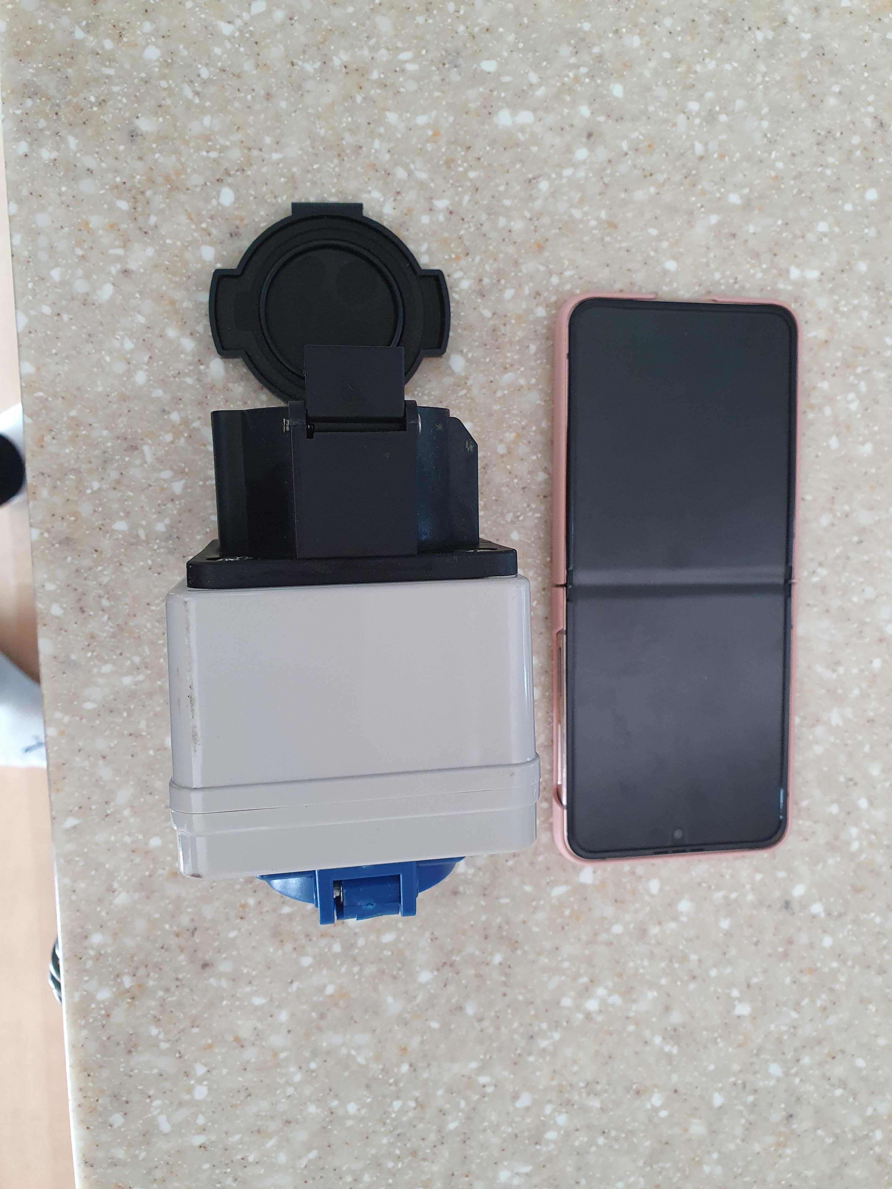 이군젠더 사진 옆 스마트폰은 플립4