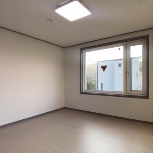 방은 깔끔하게 되어 있어 어떤 구조로 가구를 놓아도 좋다.