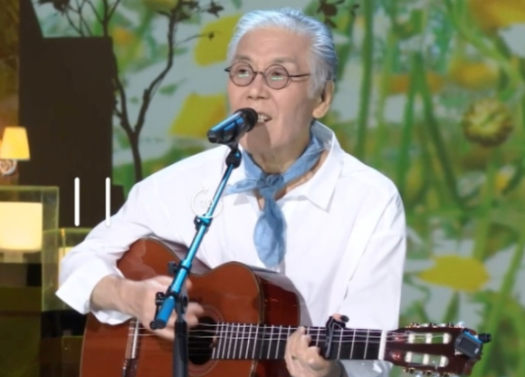 가수 홍민이 &#39;가요무대&#39;에 출연해 &#39;행복의 나라로&#39;를 열창했다. [사진=KBS]