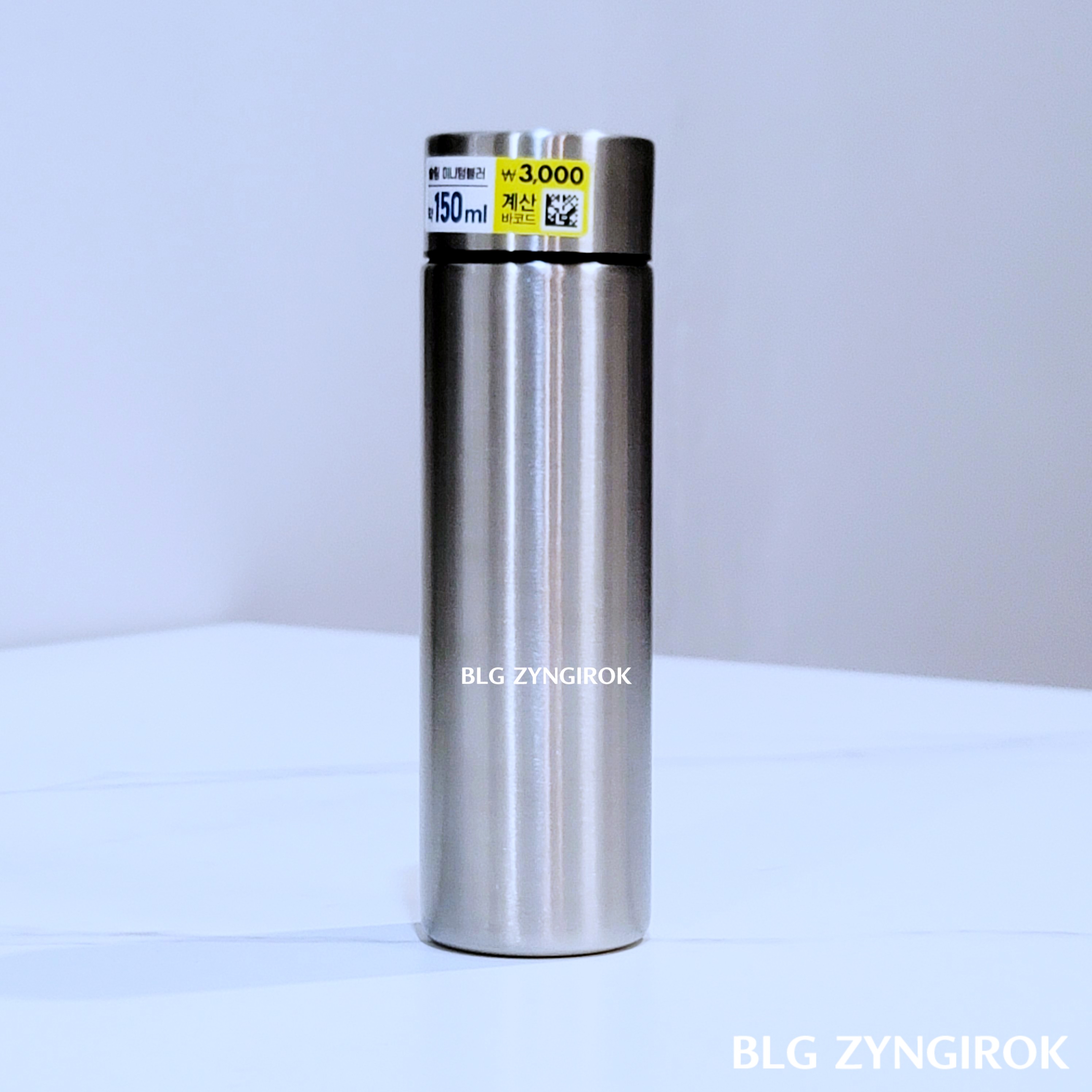 다이소 슬림 텀블러 테이블 위에 서있는 모습이다.