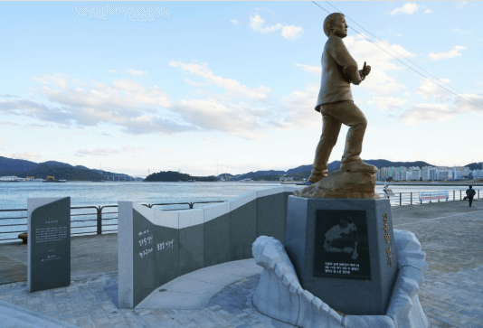 마산항-김주열열사동상