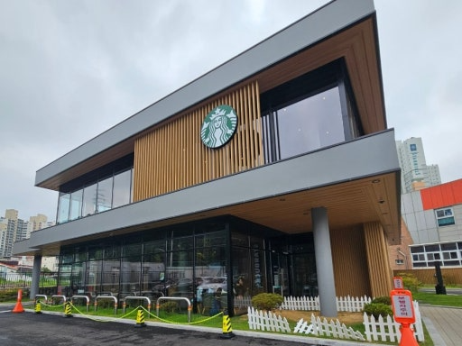 스타벅스 드라이브 스루 매장. 2층 건물에 스타벅스 둥근 간판이 있다.