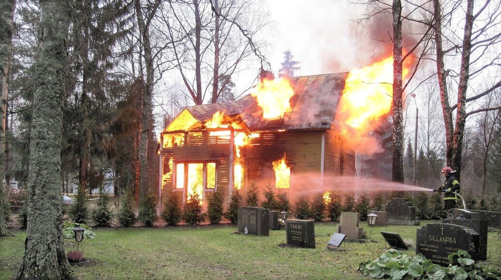 집에서 불이 나는 모습