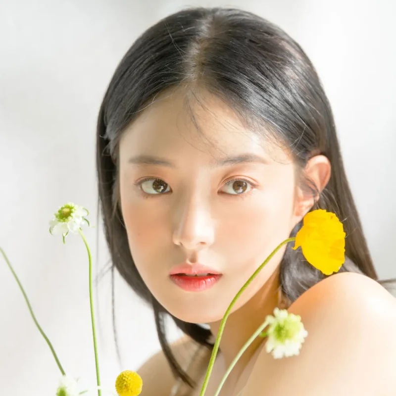 긴 검은 생머리와 노란 꽃이 있는 이세영 프로필 썸네일