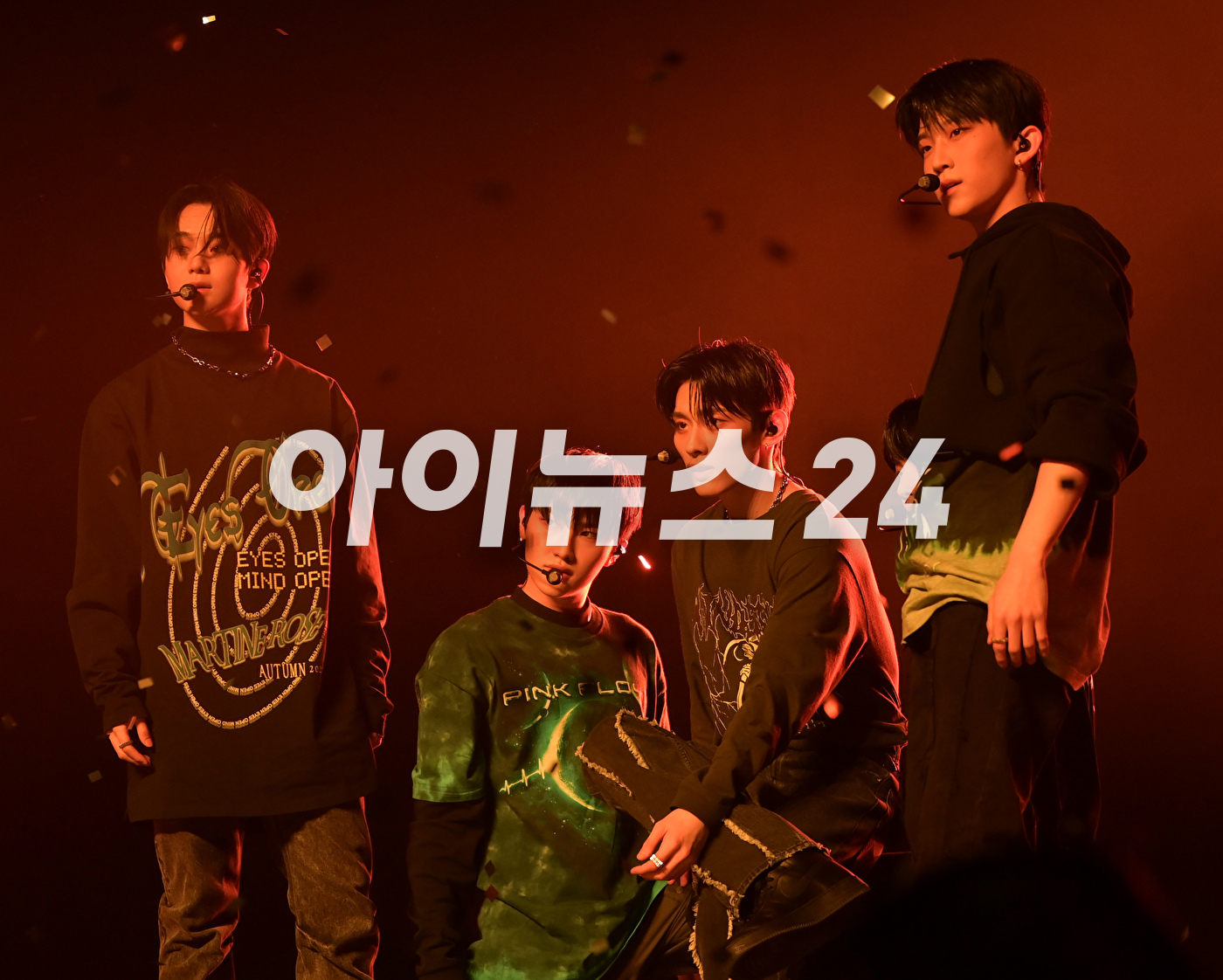 그룹 티엔엑스(TNX)가 15일 오후 서울 용산구 블루스퀘어에서 열린 TNX의 두 번째 미니앨범 '러브 네버 다이즈(Love Never Dies)' 쇼케이스에서 포토타임을 갖고 있다.