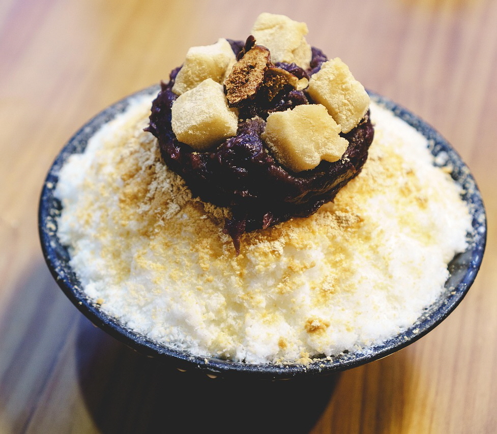 곱게 간 우유 얼음 위에 달콤하게 졸인 통팥 고명과 쫄깃한 인절미 떡이 듬뿍 올라간 시원한 팥빙수