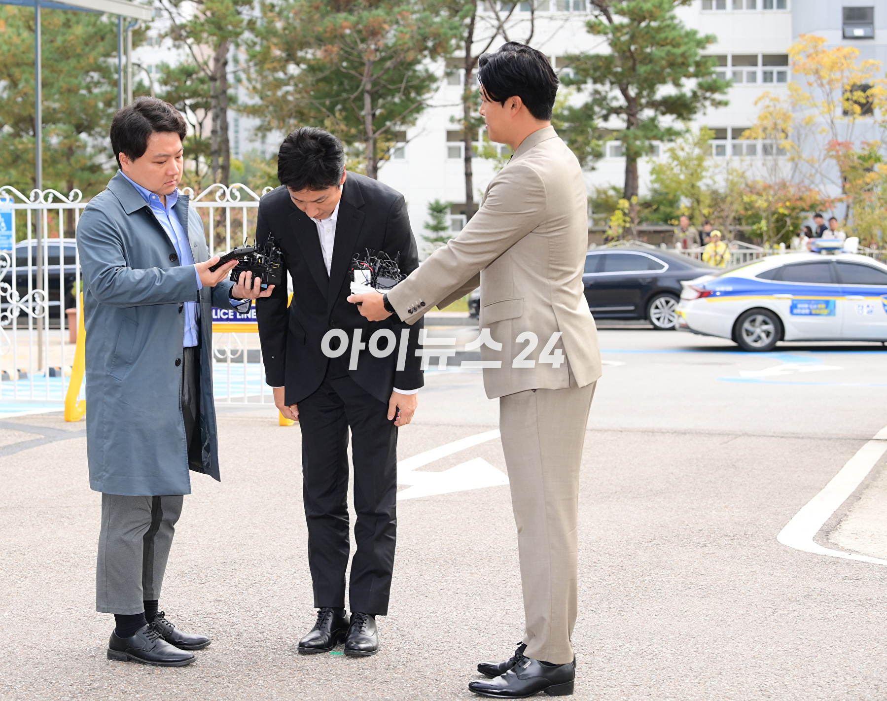 마약 투약혐의로 입건된 배우 이선균이 4일 오후 인천 남동구 인천논현경찰서로 출석하고 있다. [사진=정소희 기자]