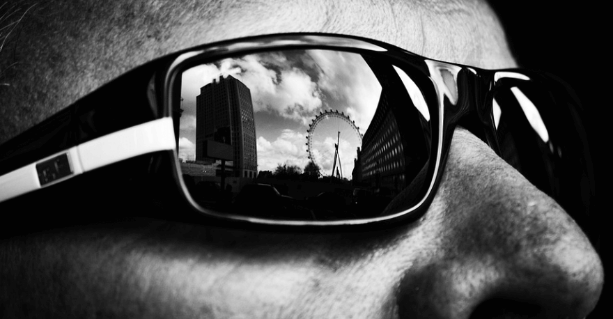 자외선으로 부터 눈을 보호하기 위해 선글라스를 착용한 남자