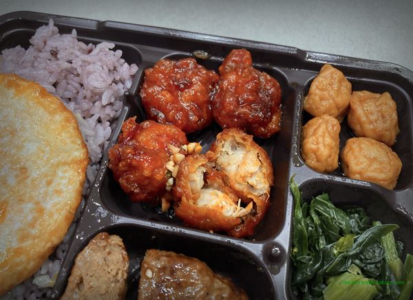 GS25 편의점 혜자로운 집밥 너비아니 & 닭강정 도시락 2023년 4월 반찬 구성(닭 강정 단면)