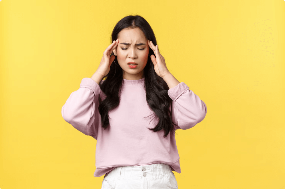 두통으로 머리가 아픈 모습