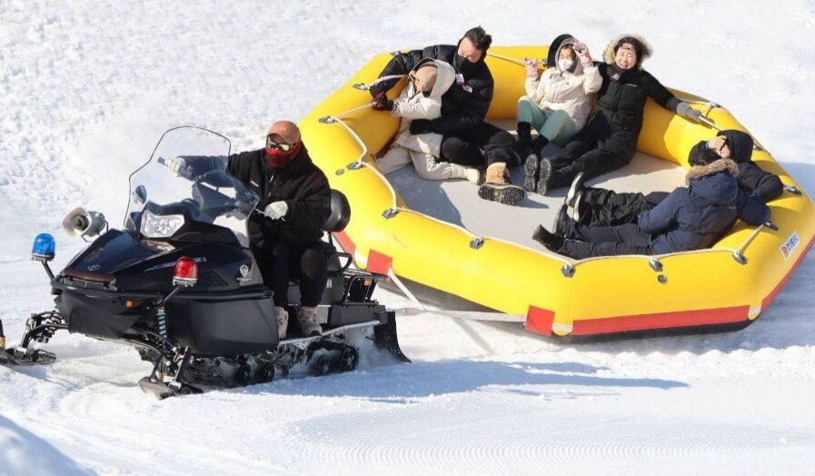 사람들이-제트스키를-이용하여-눈썰매를-타고-있습니다.