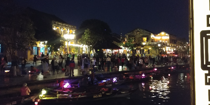 베트남 다낭 호이안 야시장 등불 많아지는사람들 이국적인모습의건물 투본강 소원배