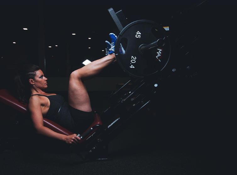 헬스하는 여성의 모습