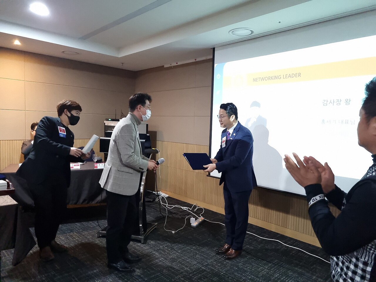 비엔아이그랜드챕터의 리퍼럴 시상식에서 상장을 수여받고 있는 인보험 한기만 대표님과 최창기 디렉터님이 상장을 수여하고 있습니다.