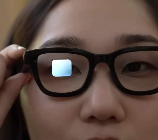 삼성전자와 구글이 공동 개발 중인 차세대 AR글라스를 쓰고 조작하는 장면