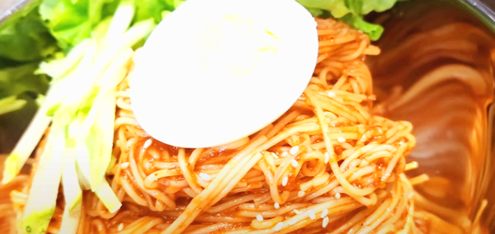 계란과 오이 올리기