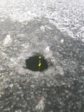 얼음이-꽁꽁언-강물에서-구멍을-내고-숭어를-낚시하는-모습