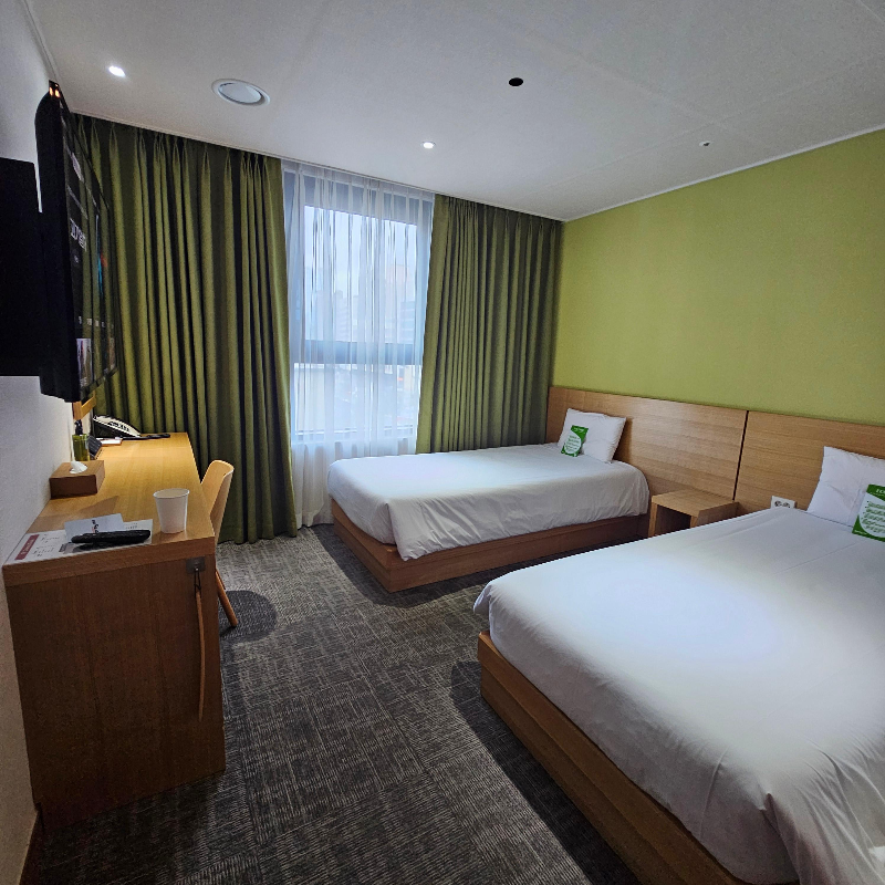 도미인 인사동 호텔 깔끔한 객실 내부와 침대