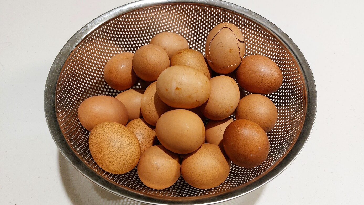 구운 계란 식히는 사진