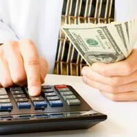 돈을-들고-계산기를-두드리는-남자-사진