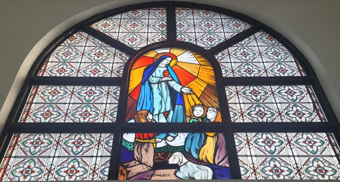 마산교구 창원 석전성당의 주보성인 파티마의 성모님 스테인드글라스입니다.