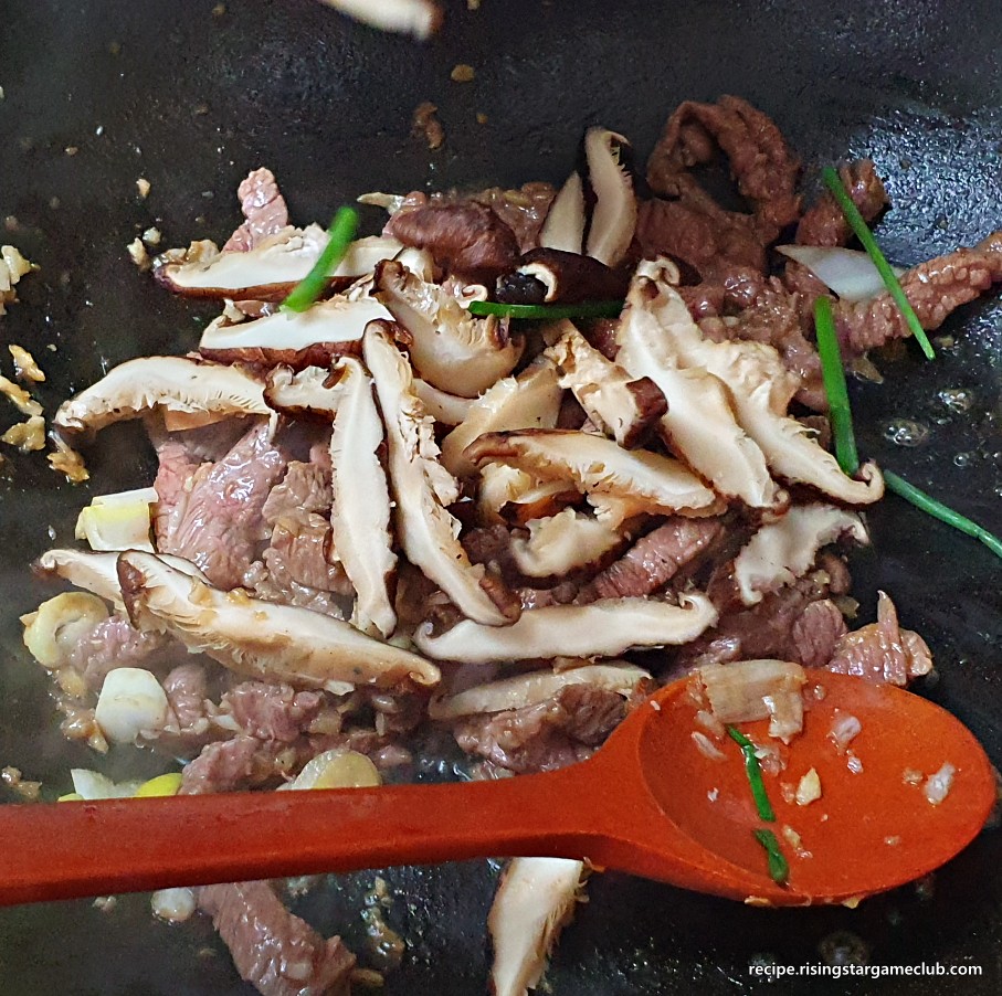 잡채에 들어갈 소고기 볶음에 표고버섯을 넣고 함께 볶는 사진