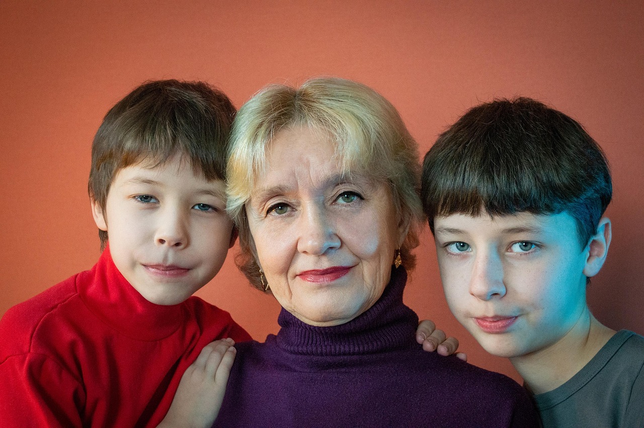 손자들과 함께 있는 할머니