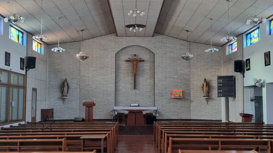 광주 호남동성당 성전 안 제대, 제단, 십자가, 감실 사진