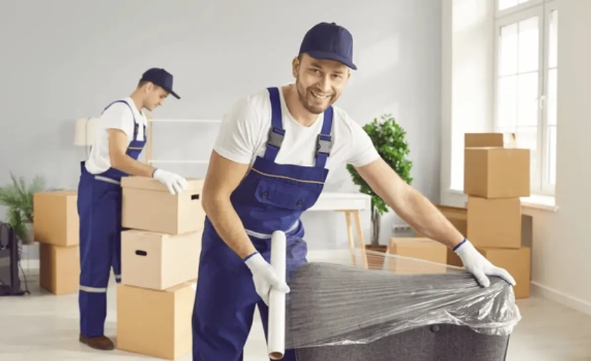 포장이사-거실-실내-웃는남자-박스