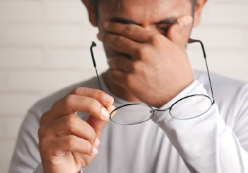 눈 건강을 지키는 생활 습관 – 스마트폰 시대에 필요한 시력 보호 전략