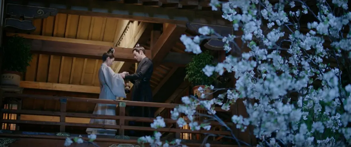 벚꽃-배경-뒤에-손잡고-서있는-초탁과-보음루