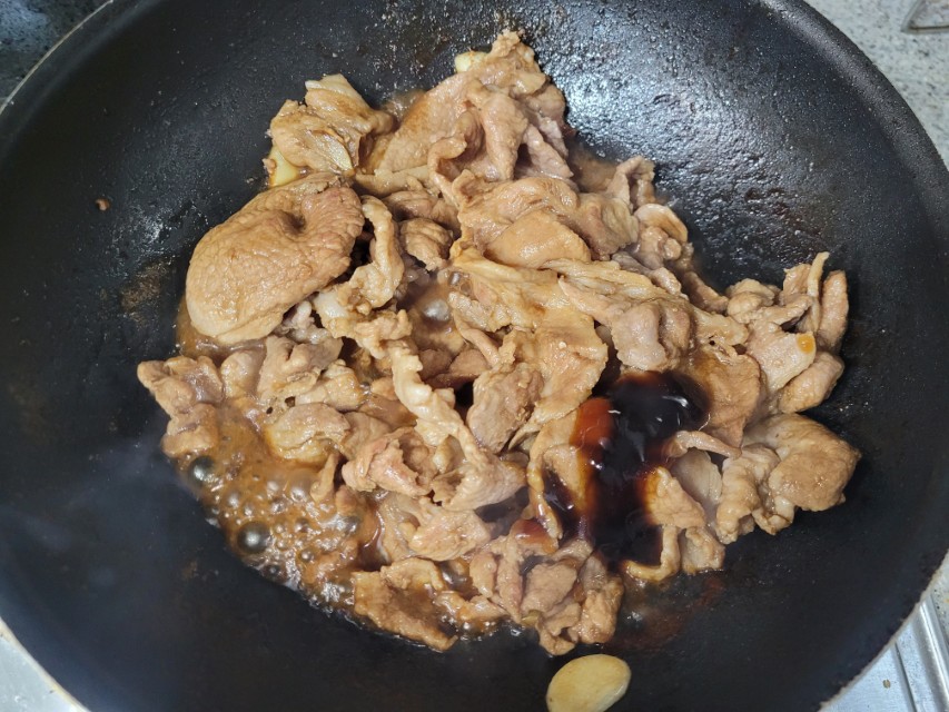 돼지고기 간장제육볶음 간장과 굴소스를 넣어 색과 간 맞추는 과정