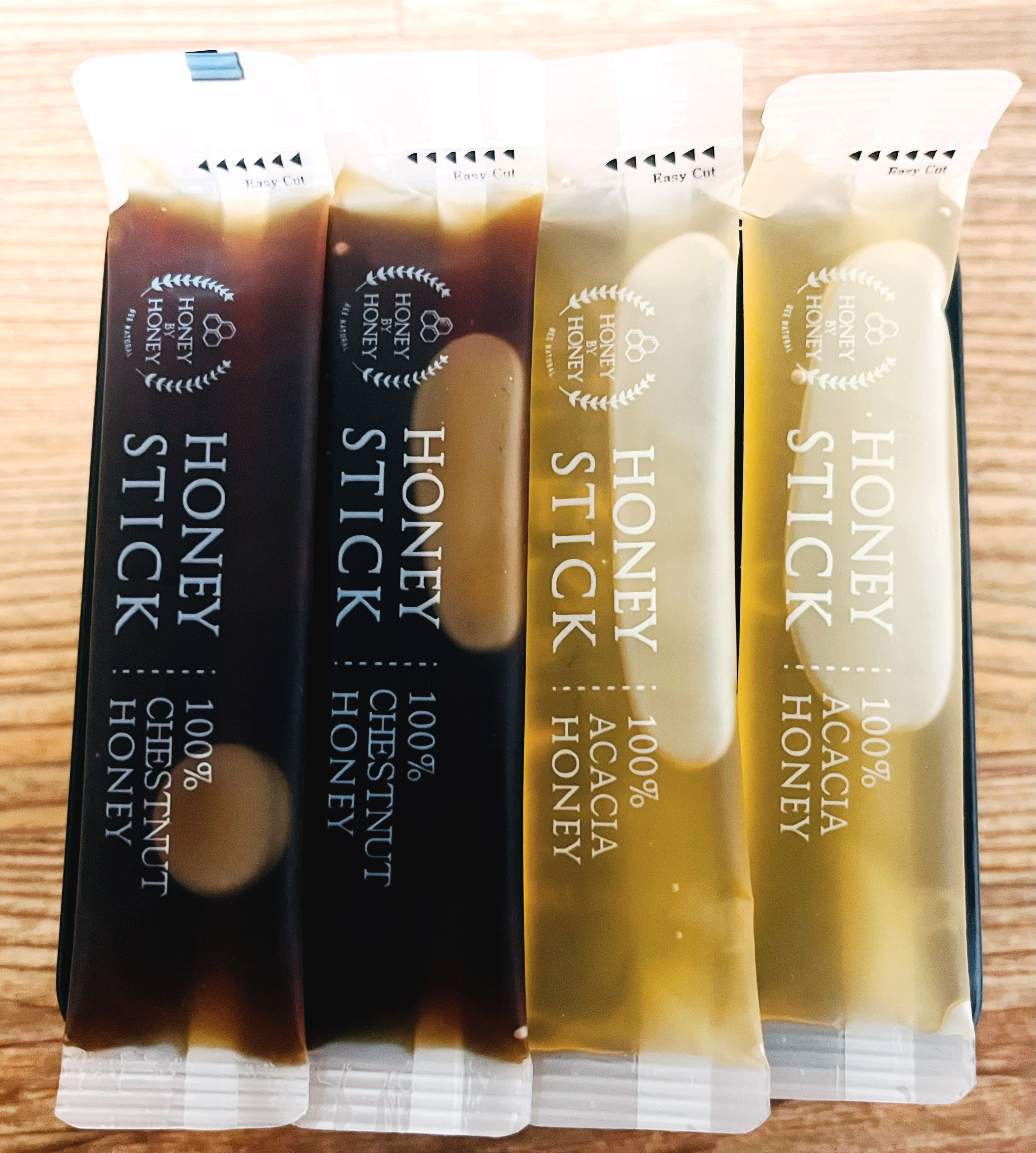 이지컷이 잘 보이게 밤꿀과 아카시야꿀 스틱을 나열한 사진