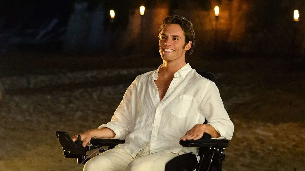 영화-미-비포-유-미색-남방과-바지를-입은-남자주인공-샘-클라플린