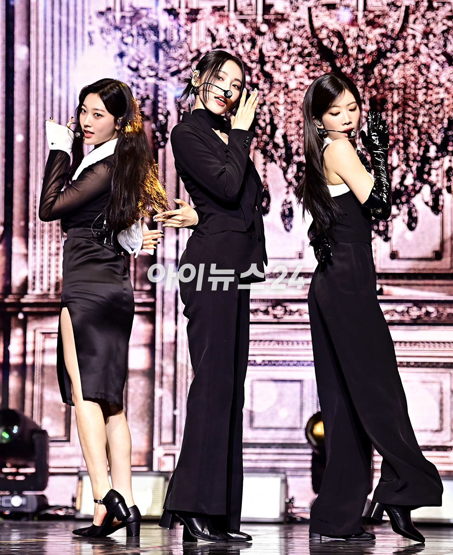 오드아이써클이 12일 오후 서울 광진구 예스24 라이브홀에서 열린 미니앨범 &lsquo;버전 업&rsquo;(Version Up) 쇼케이스에서 무대를 선보이고 있다. [사진=곽영래 기자]