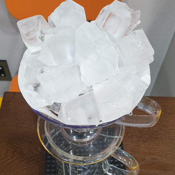 하리오 V60을 사용한 아이스 브루(Iced Brew) 커피 추출법_얼음 쌓기
