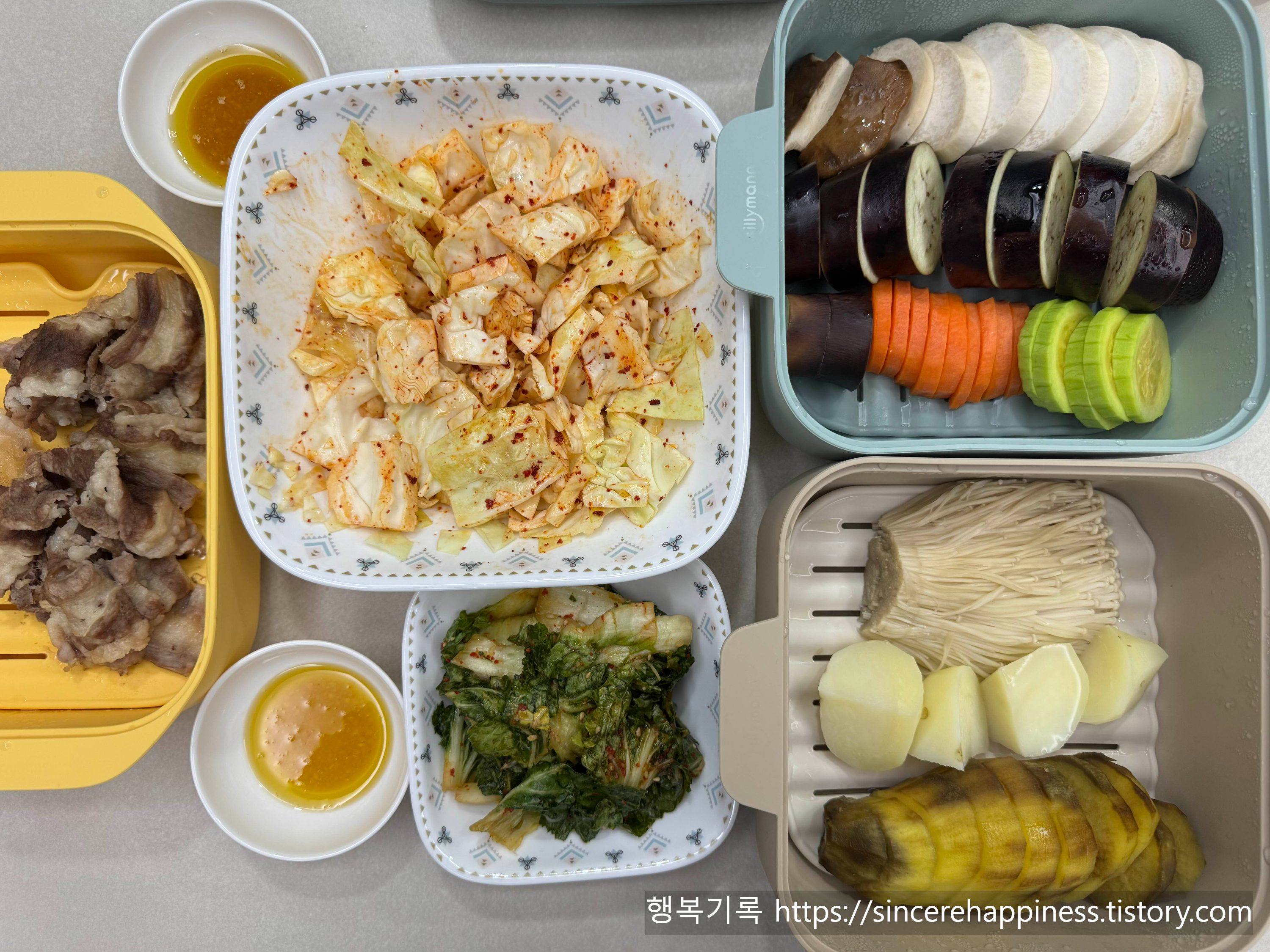 복합 탄수화물과 항산화 채소 위주의 건강한 야채찜 식단. 찐 고구마, 감자, 버섯, 가지, 당근, 애호박 등이 먹음직스럽게 준비되어 있음