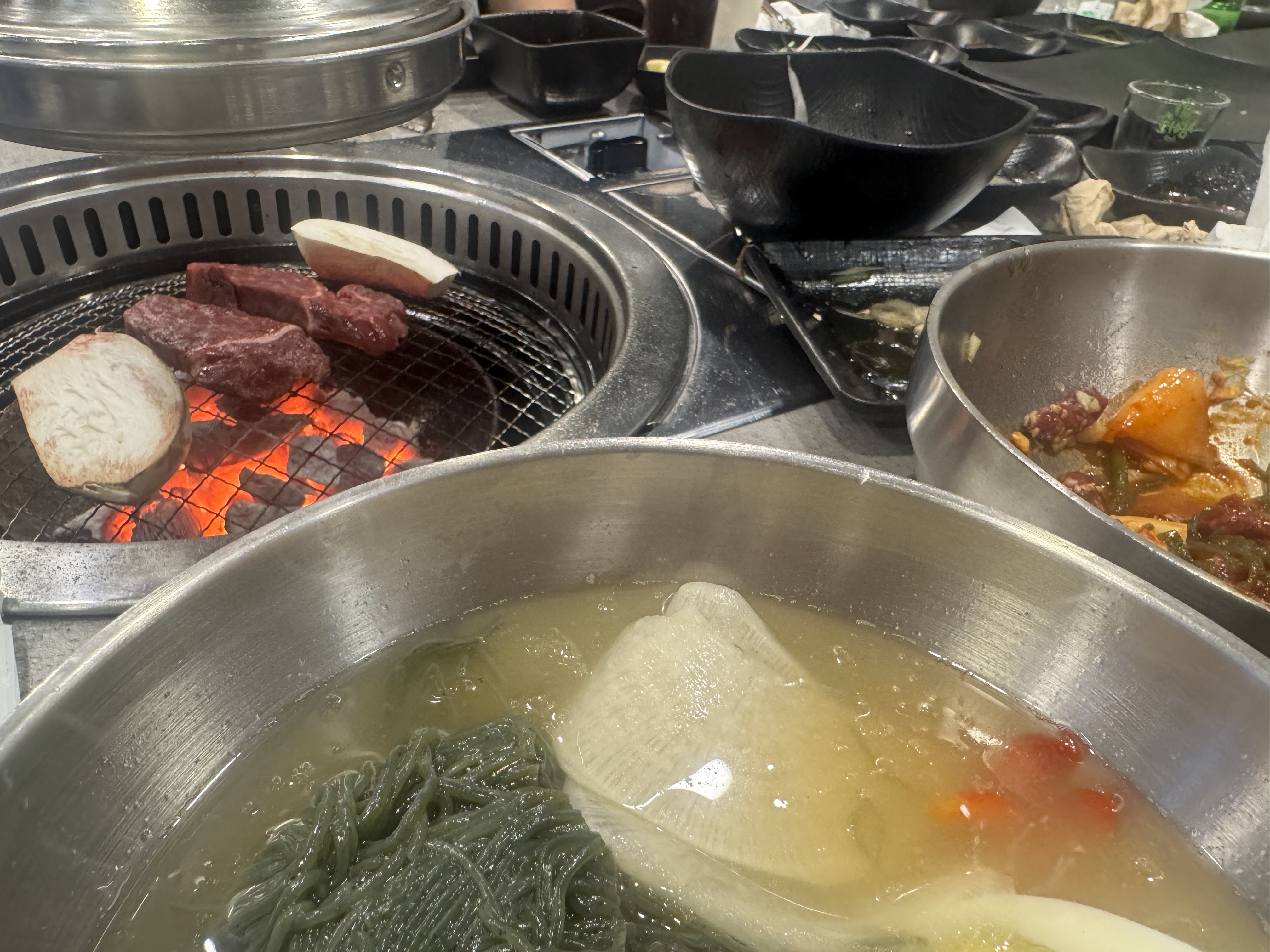 정선 삼거리 명품한우 &ndash; 숯불에 구워지는 한우와 시원한 물냉면 한 그릇&amp;#44; 고기와 냉면의 완벽한 조합