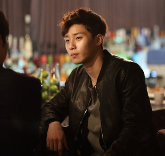 마녀의 유혹 한장면&#44; 바에서 이야기를 나누고 있는 장면