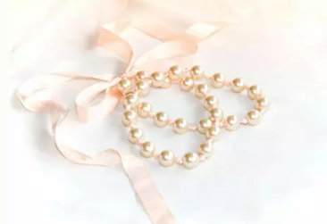 진주는 6월의 탄생석으로 목걸이나 팔찌 등의 선물로 인기가 많지.