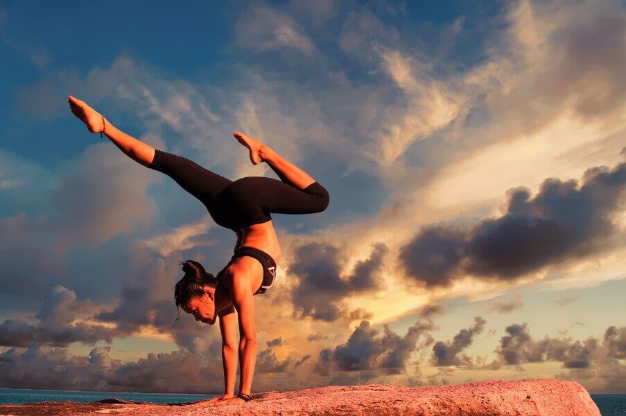 요가 하고 있는 여성