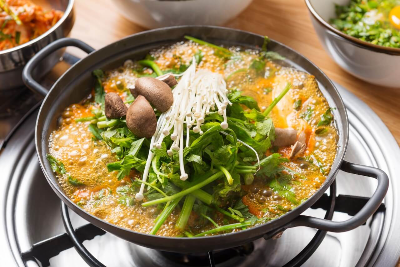 끓고 있는 칼국수