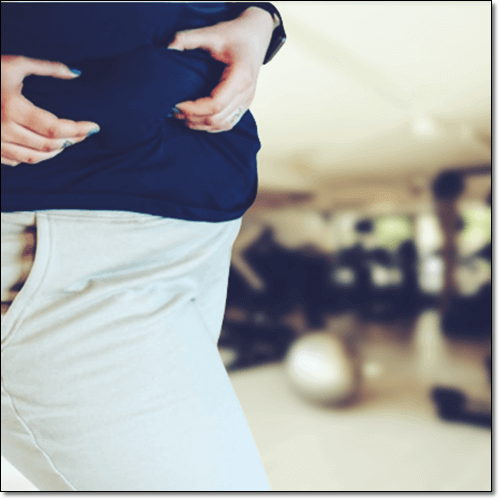 아랫배 잡고 있는 비만 여성 사진