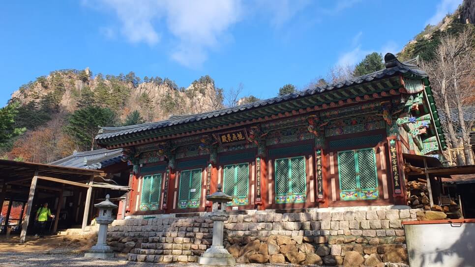 인제 오세암 : 아늑한 맛으로는 설악산 내 사찰들 중에서 제일 5살 된 아이가 폭설 속에서 부처의 도움으로 살아남았다는 전설