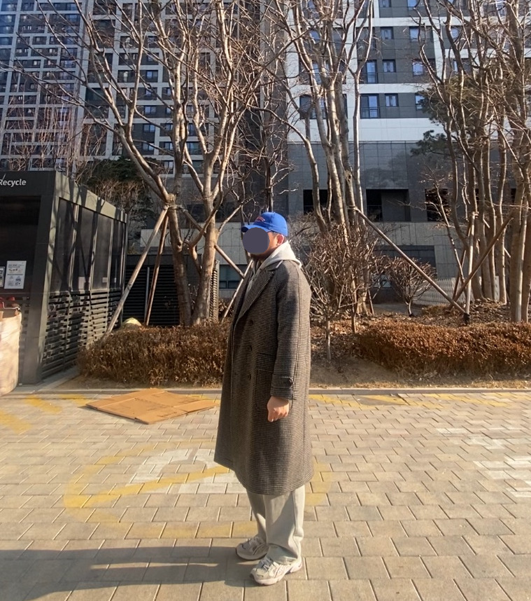 데일리룩('26.1.31.)윅 NEW YORK USA 워싱 빈티지 볼캡, 그레이휴 더블브레스티드 체크 롱코트, 토피 집업후드티, 토피 벌룬핏 와이드팬츠, 아식스 젤 카야노 5 OG